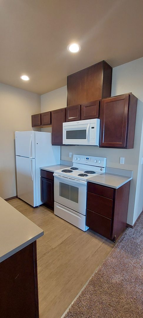 2 beds, 1 bath, $1,595, Unit 304