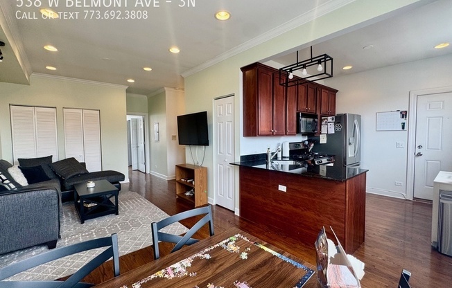 538 W BELMONT AVE