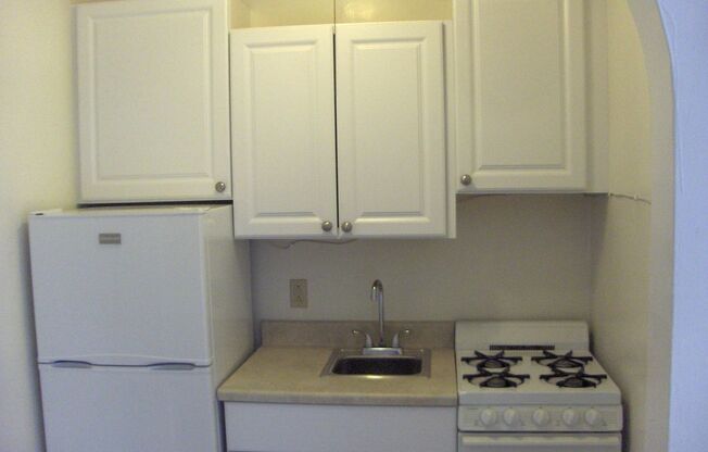 2 beds, 1 bath, $1,900, Unit 01AA