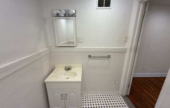 Studio, 1 bath, 294 sqft, $1,245, Unit New King Edward  410