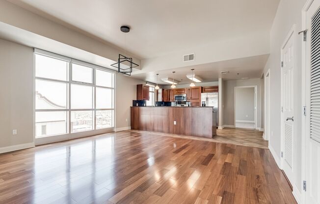 Spacious 3bd/2.5ba residence with City & Mountain Views