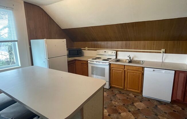 2 beds, 1 bath, $1,400, Unit 3