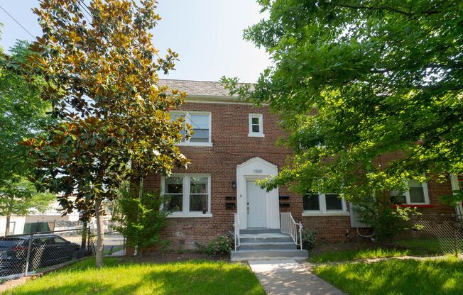 Move In Ready 2 BD 1 BA close to Metro, Shopping, & More!