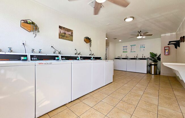 2 beds, 1 bath, $2,525, Unit 87