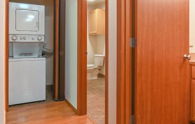 3 beds, 2 baths, $2,400, Unit 201