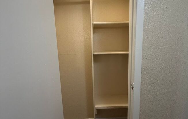 2 beds, 1 bath, 812 sqft, $1,085, Unit 1402