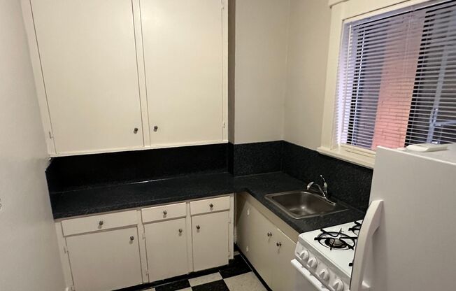 Studio, 1 bath, 352 sqft, $995, Unit 6