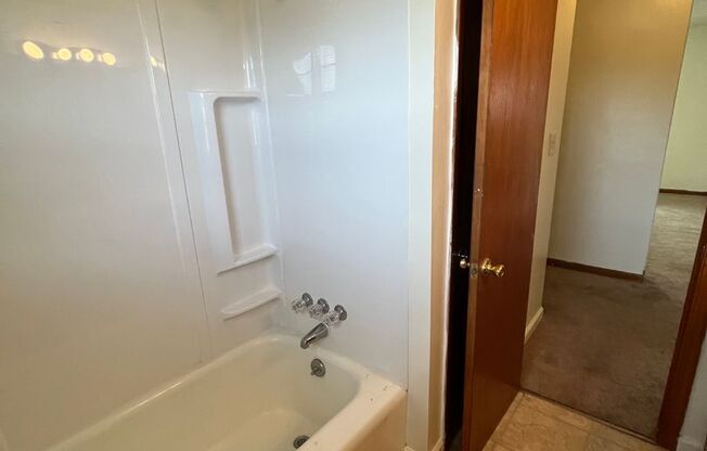 2 beds, 1 bath, 903 sqft, $1,140, Unit H-3