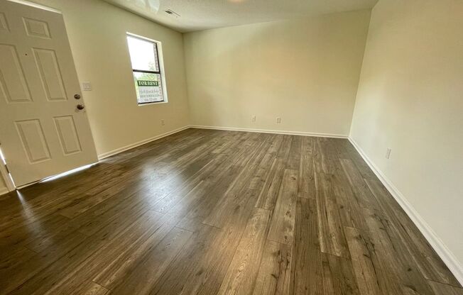 See This Renovated 2 Bedroom In Green Oaks!