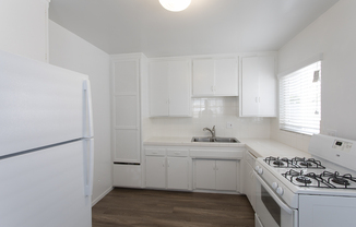 Bright 2 BR in Pacific Beach with 2 Parking Spaces ~ 2 Blocks From Beach!
