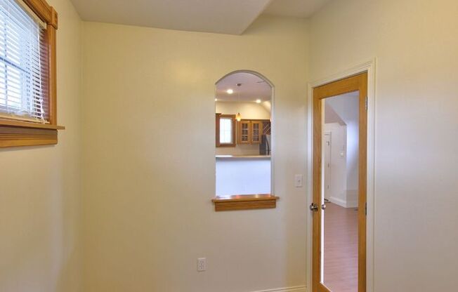 1 bed, 1 bath, 890 sqft, $1,555