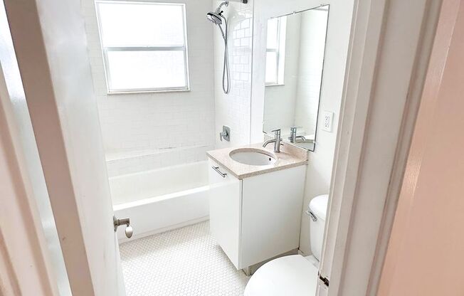 1 bed, 1 bath, 570 sqft, $1,900, Unit 206