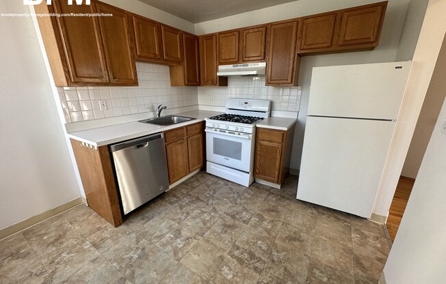 2 beds, 1 bath, $3,100, Unit 18