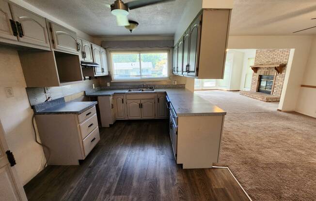 3125 BROOKSHIRE DR