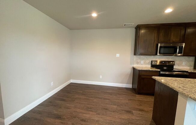 3 beds, 2 baths, 1,090 sqft, $1,595, Unit 8121