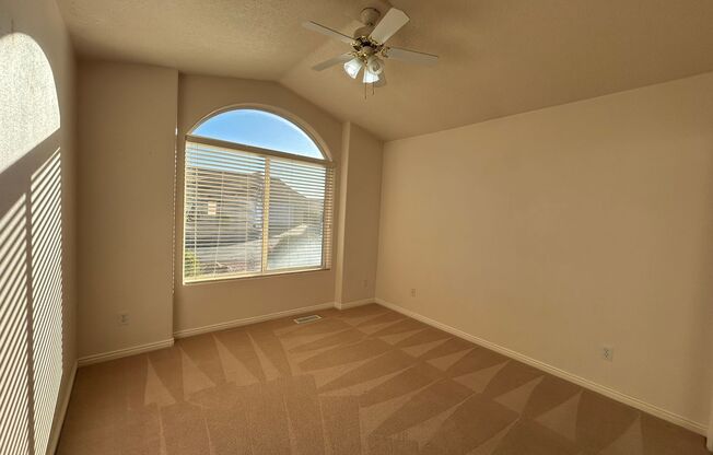 3 beds, 2 baths, $2,095, Unit Cameo PARK HOA.