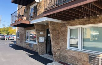 Bright 1bedroom/1bath Apartment Close to Transportation w/ Parking Included