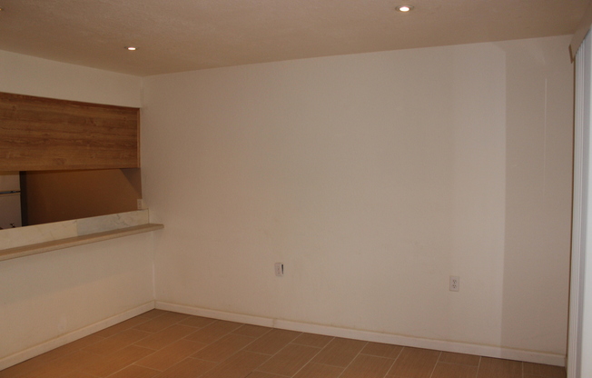 2/1 Condo with screened porch and community pool