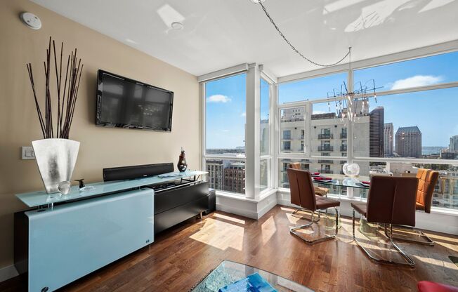 West Facing Downtown Condo for Rent!