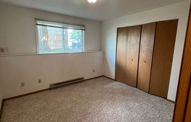 2 beds, 1 bath, $1,195, Unit C