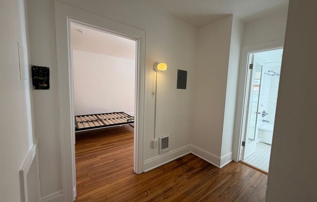 Studio, 1 bath, 308 sqft, $1,099, Unit 16
