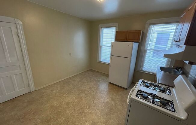 3 beds, 1 bath, 1,152 sqft, $1,350, Unit 1st Floor