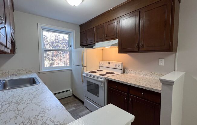 1 bed, 1 bath, $1,300, Unit B-7