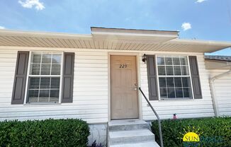 Quaint 2 Bedroom Home in Crestview!