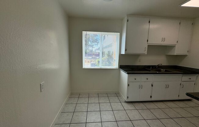 2 beds, 1 bath, 700 sqft, $2,375, Unit A