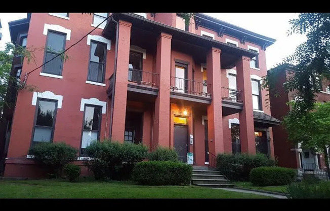 208 W ORMSBY AVE