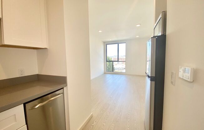 Studio, 1 bath, 410 sqft, $2,040, Unit 1335 Folsom St, Unit 501