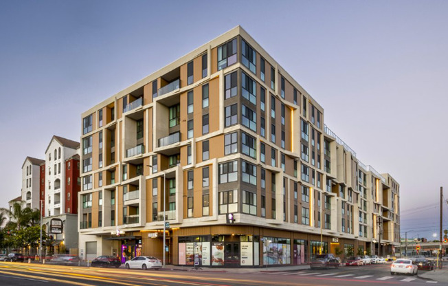2722 S FIGUEROA