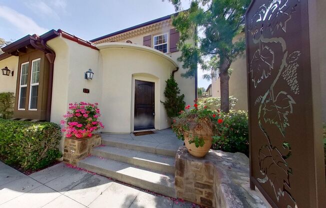 Beautiful 3 Bedroom 2.5 Bath Townhome in Irvine!