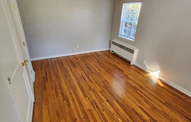 2 beds, 1 bath, 897 sqft, $2,335, Unit B-08