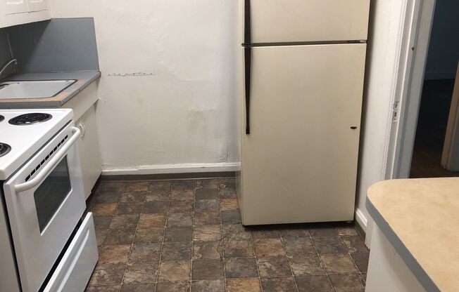 2 beds, 1 bath, $810, Unit B