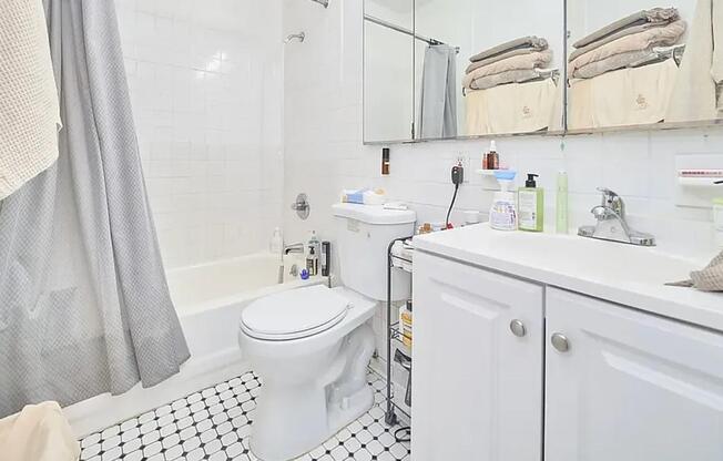 2 beds, 1 bath, $3,600, Unit 2BB