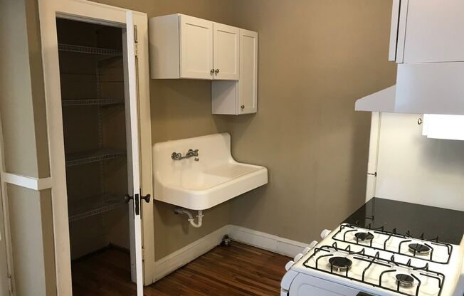 Studio, 1 bath, 445 sqft, $954, Unit 208