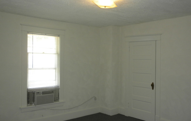 2 beds, 1 bath, $800, Unit Apt B