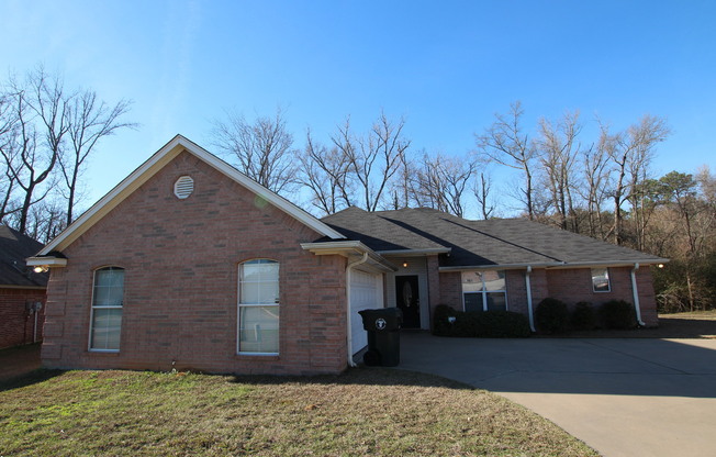 Stunning 3 Bedroom in Vineyard Estates! Available Now!
