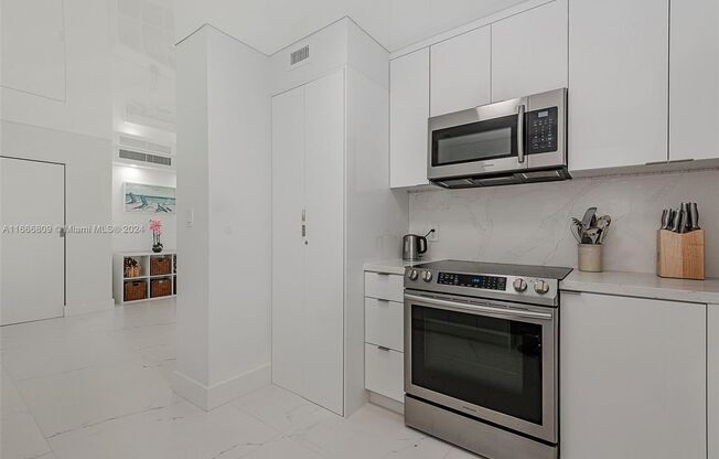 2 beds, 2 baths, 1,030 sqft, $4,500, Unit 5161 Collins Ave appt 915 (A11666809)