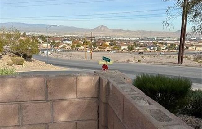 Beautiful 3 bedroom w loft 2.5 bath townhouse in Henderson, Gated community!