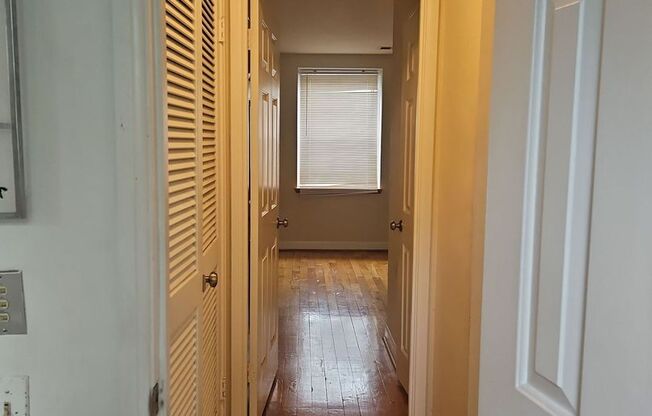 Charming 1 Bed 1 Bth Condo With Balcony In Vibrant Fairlington Villages