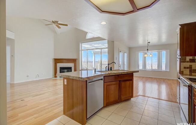 Large 6 Bedroom Home, 3 Car Garage, Gorgeous Views