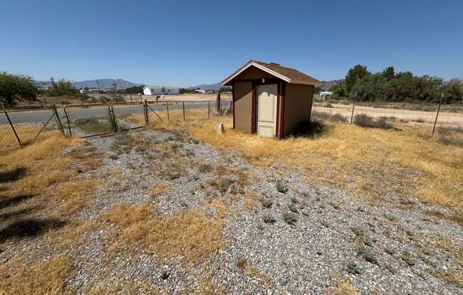 Charming 3-bedroom home located in the picturesque town of Pahrump!