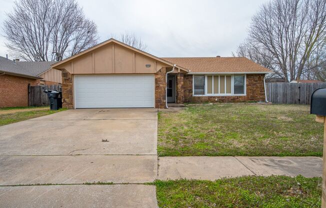 3 Bed / 2 Bath in Broken Arrow!