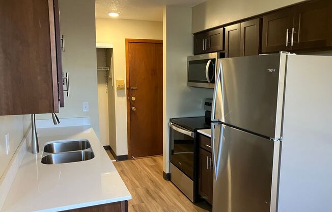 2 beds, 1 bath, $1,400, Unit 8008-105