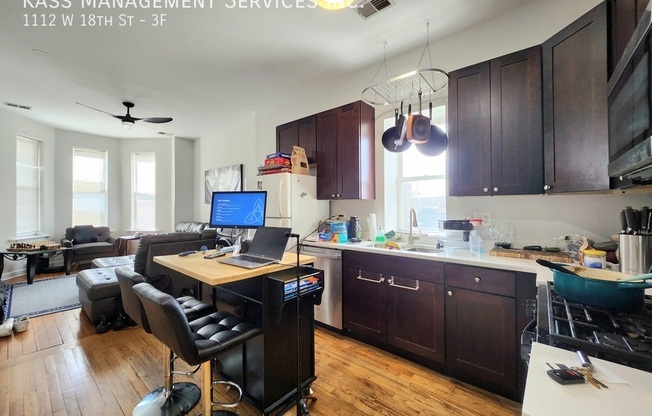1112 W 18 ST