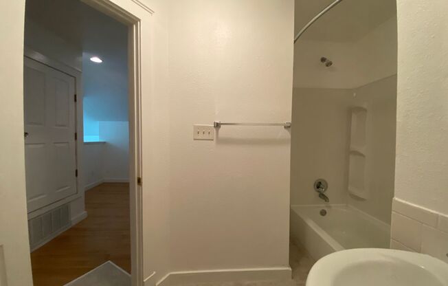 1 bed, 1 bath, 662 sqft, $850, Unit 3