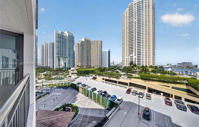1 bed, 1.5 baths, $3,100, Unit # 916