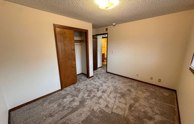 2 beds, 1 bath, 735 sqft, $685